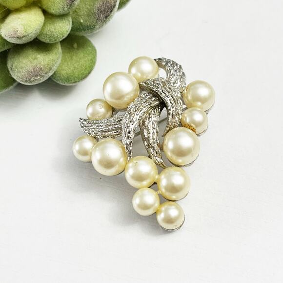 Crown Triari Vintage Faux Pearl Brooch Pin - Picture 1 of 6